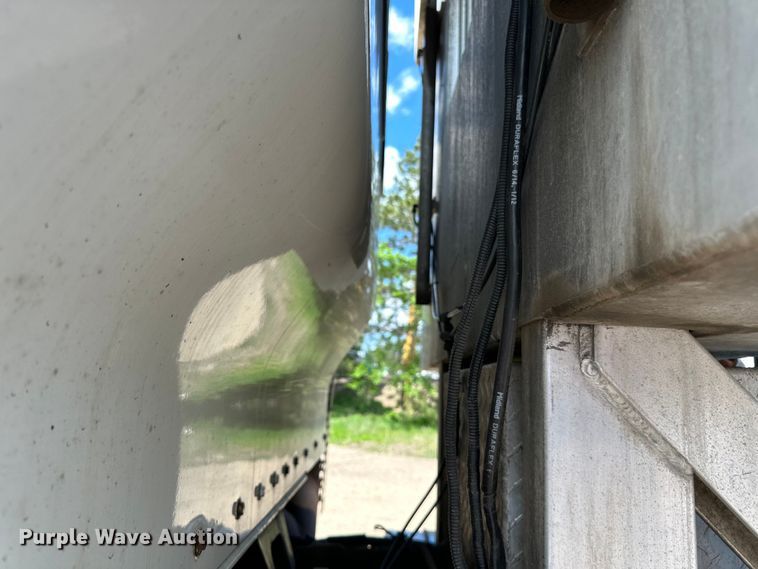 image for item LR9351 2009 Kenworth  T800W semi truck