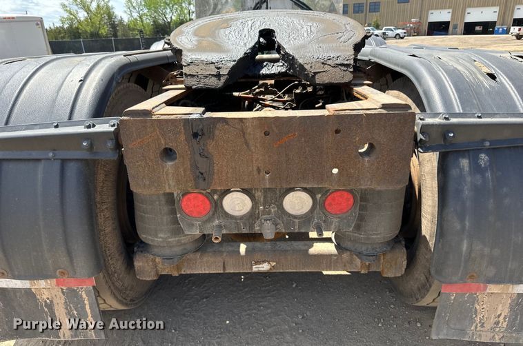 image for item LR9351 2009 Kenworth  T800W semi truck