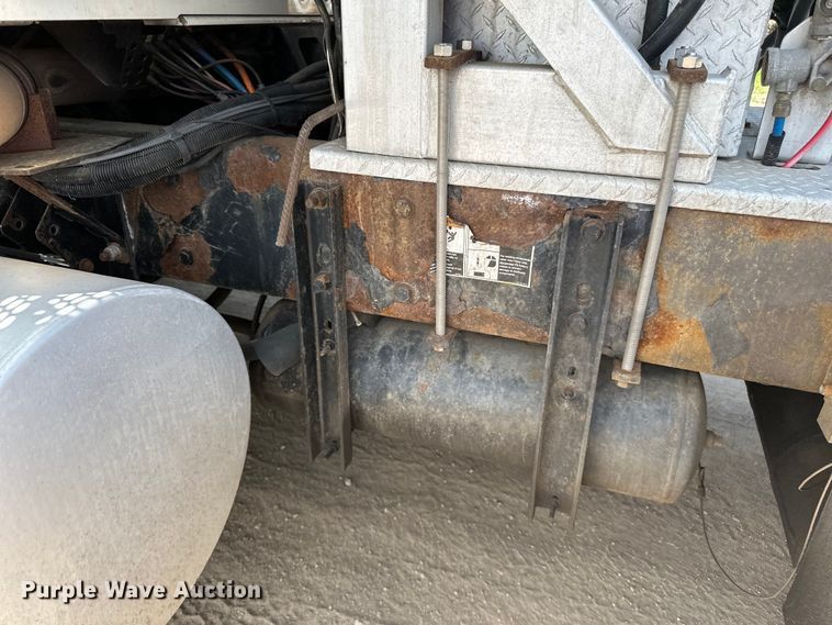 image for item LR9351 2009 Kenworth  T800W semi truck