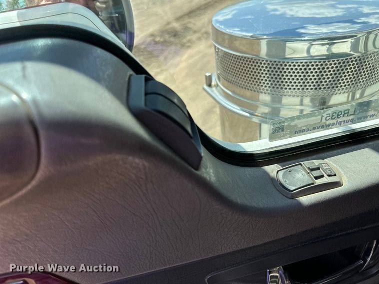 image for item LR9351 2009 Kenworth  T800W semi truck