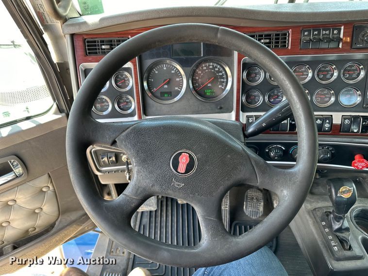 image for item LR9351 2009 Kenworth  T800W semi truck