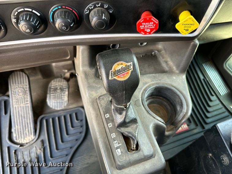 image for item LR9351 2009 Kenworth  T800W semi truck