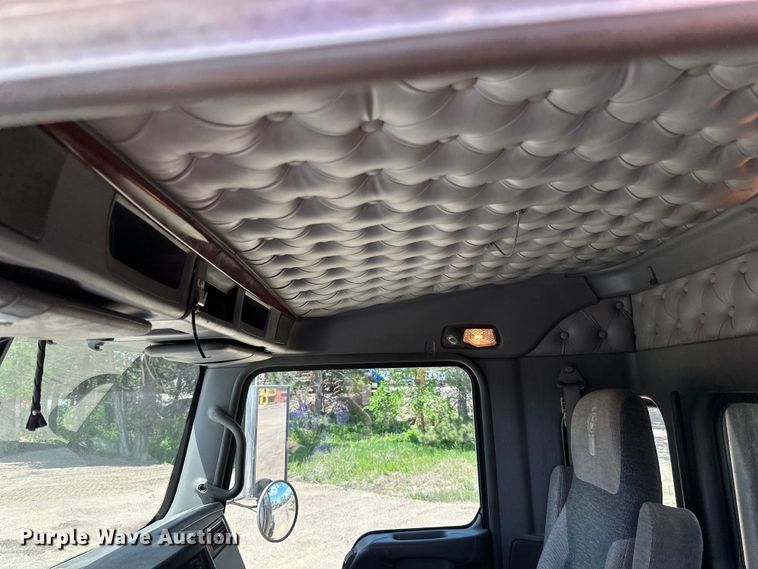 image for item LR9351 2009 Kenworth  T800W semi truck