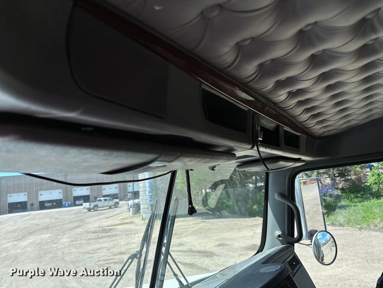 image for item LR9351 2009 Kenworth  T800W semi truck