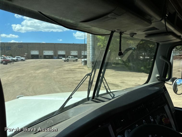 image for item LR9351 2009 Kenworth  T800W semi truck