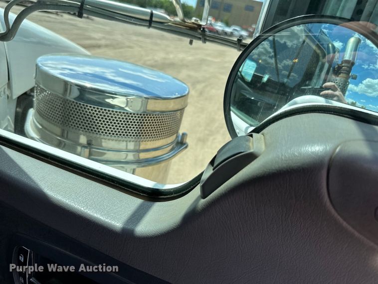 image for item LR9351 2009 Kenworth  T800W semi truck