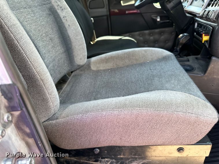 image for item LR9351 2009 Kenworth  T800W semi truck