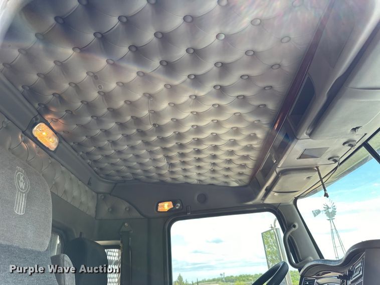 image for item LR9351 2009 Kenworth  T800W semi truck