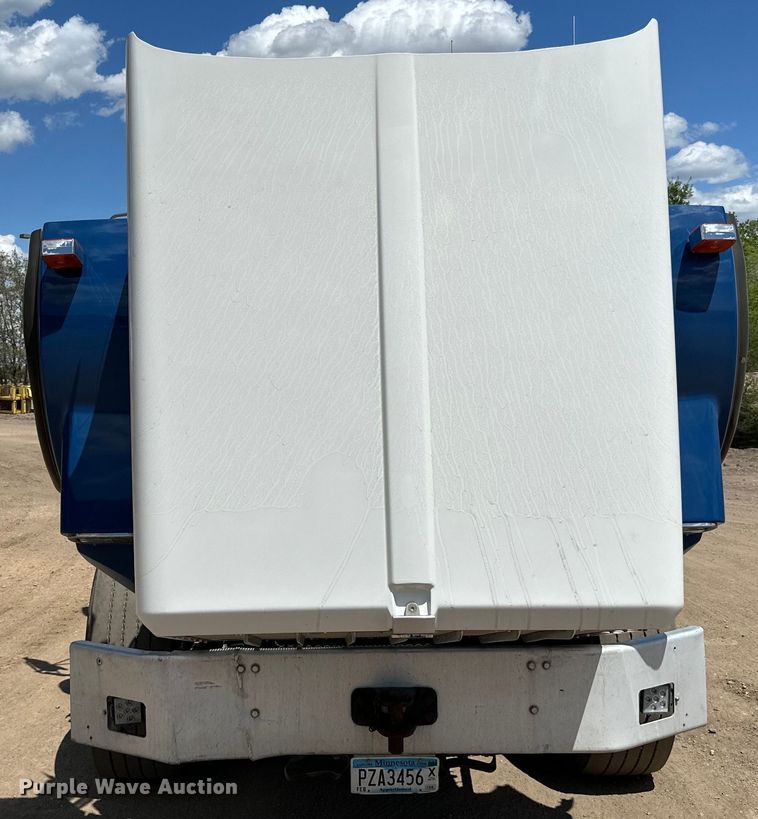 image for item LR9351 2009 Kenworth  T800W semi truck