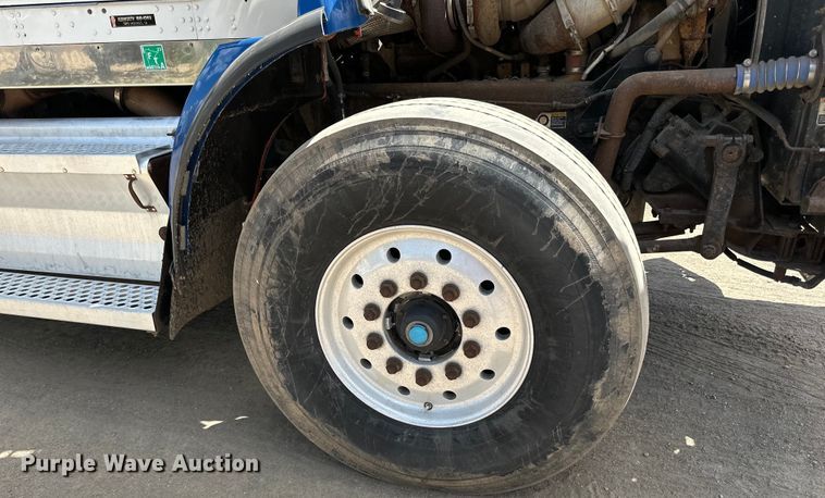 image for item LR9351 2009 Kenworth  T800W semi truck