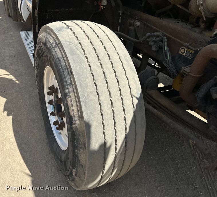 image for item LR9351 2009 Kenworth  T800W semi truck