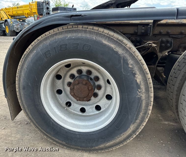 image for item LR9351 2009 Kenworth  T800W semi truck