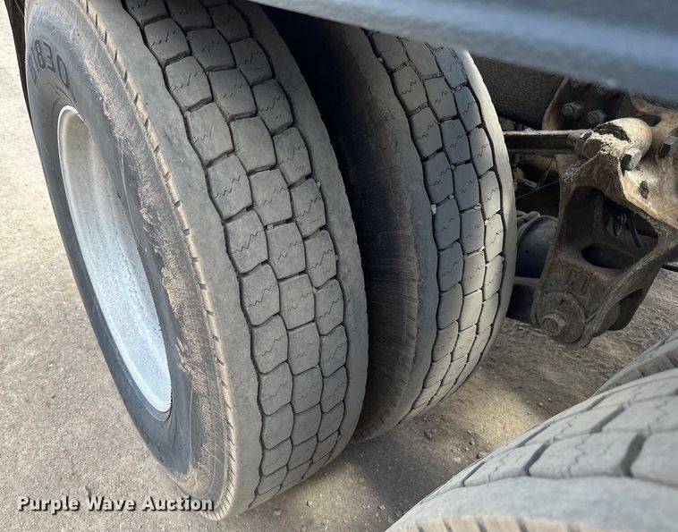 image for item LR9351 2009 Kenworth  T800W semi truck