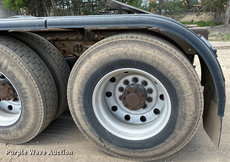 image for item LR9351 2009 Kenworth  T800W semi truck