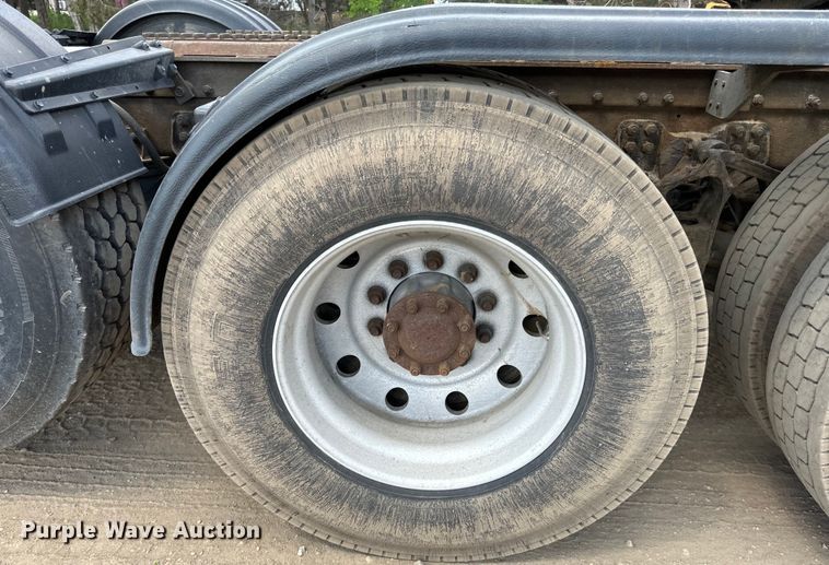 image for item LR9351 2009 Kenworth  T800W semi truck