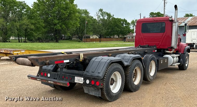 image for item ND9349 2005 Mack CV713 roll-off container truck