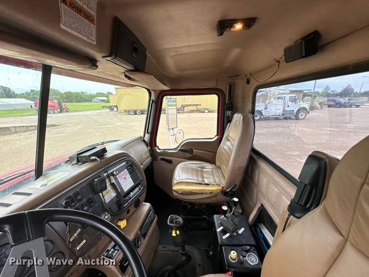 image for item ND9349 2005 Mack CV713 roll-off container truck