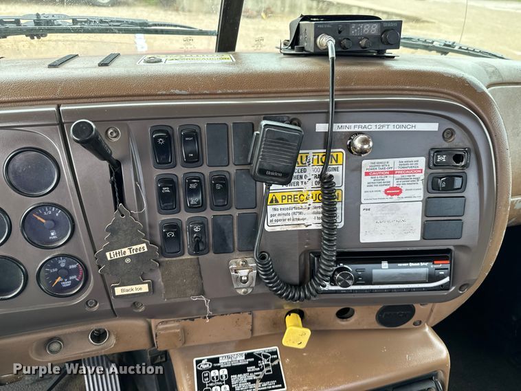 image for item ND9349 2005 Mack CV713 roll-off container truck