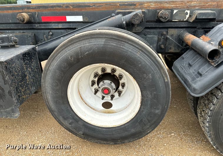 image for item ND9349 2005 Mack CV713 roll-off container truck