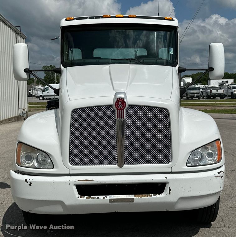 image for item ND9357 2010 Kenworth T370 semi truck