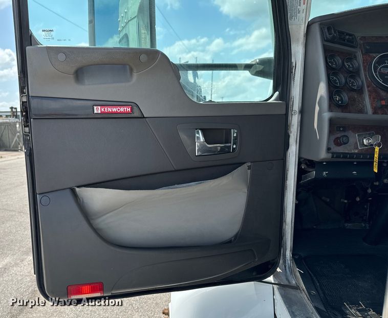 image for item ND9357 2010 Kenworth T370 semi truck