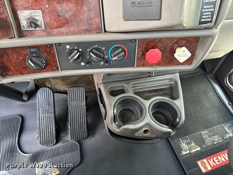 image for item ND9357 2010 Kenworth T370 semi truck