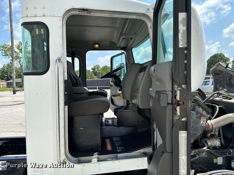 image for item ND9357 2010 Kenworth T370 semi truck