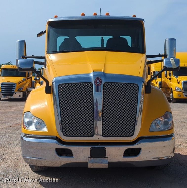image for item NG9811 2020 Kenworth  T680 semi truck