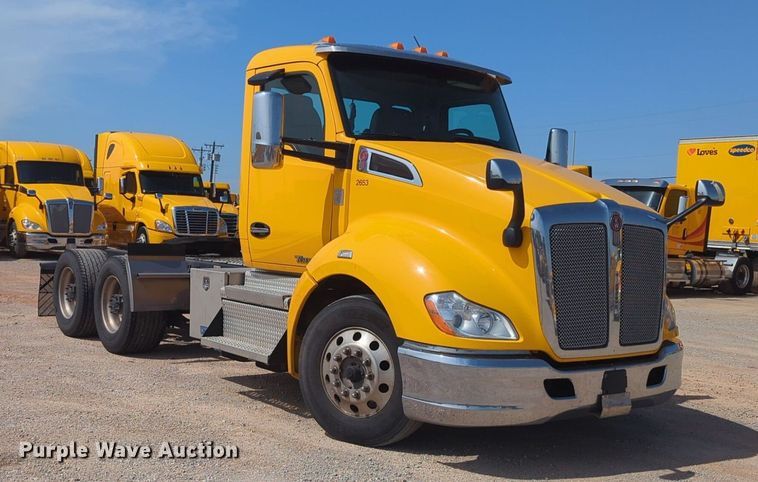 image for item NG9811 2020 Kenworth  T680 semi truck