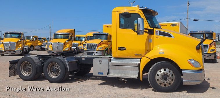 image for item NG9811 2020 Kenworth  T680 semi truck