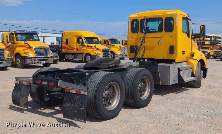 image for item NG9811 2020 Kenworth  T680 semi truck