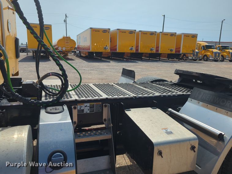 image for item NG9811 2020 Kenworth  T680 semi truck
