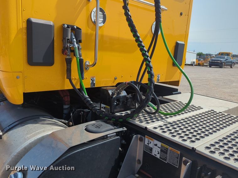 image for item NG9811 2020 Kenworth  T680 semi truck