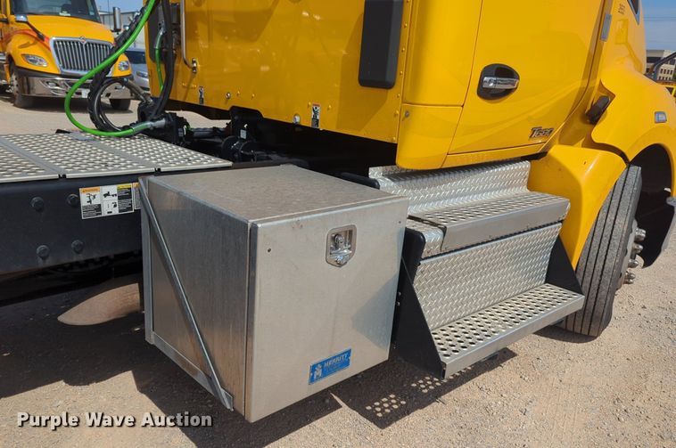 image for item NG9811 2020 Kenworth  T680 semi truck