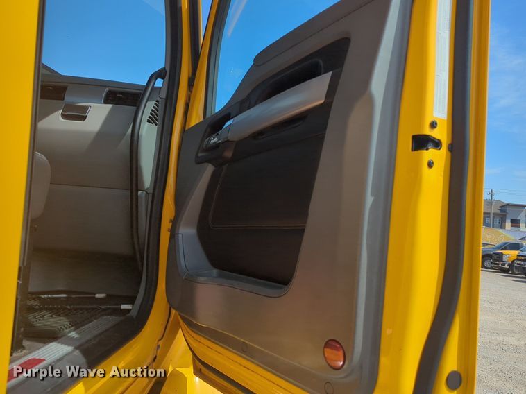 image for item NG9811 2020 Kenworth  T680 semi truck