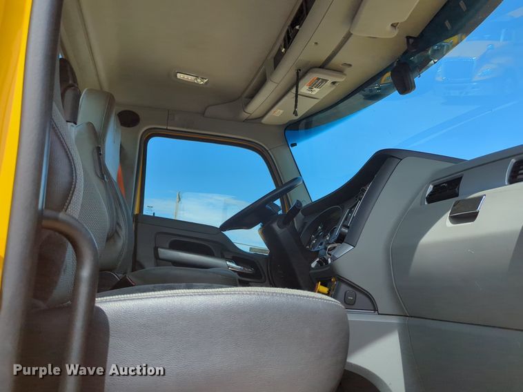 image for item NG9811 2020 Kenworth  T680 semi truck