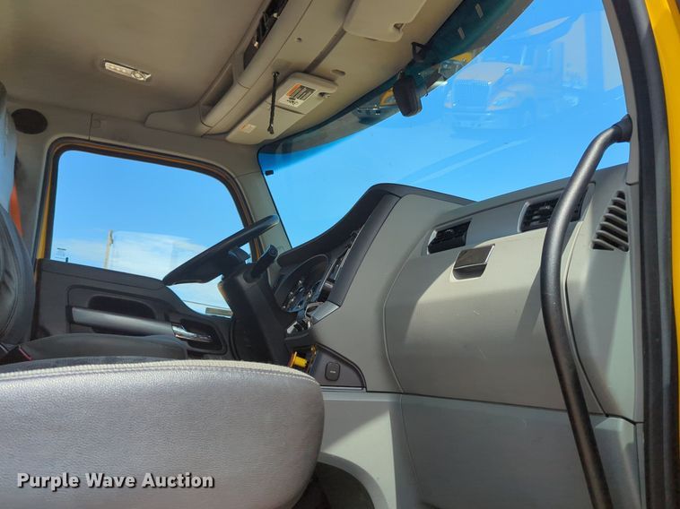 image for item NG9811 2020 Kenworth  T680 semi truck