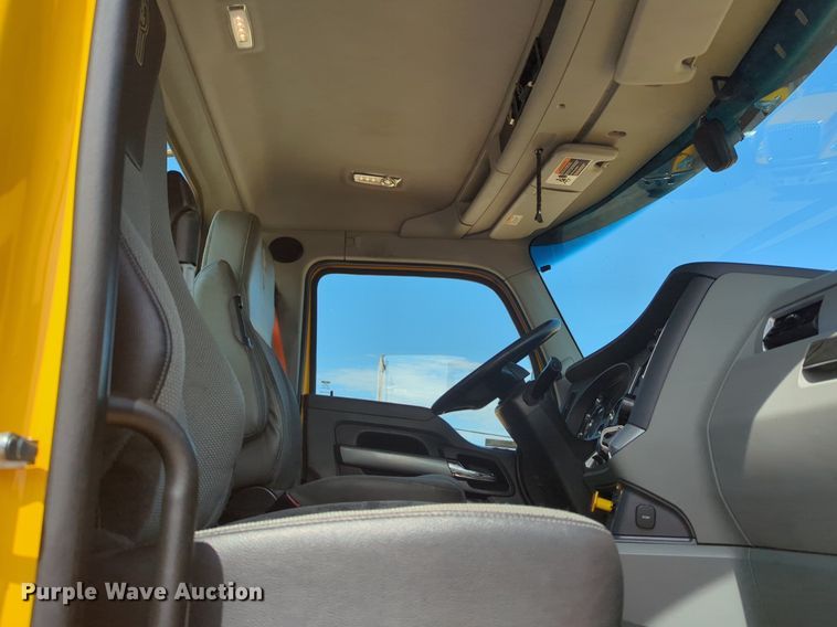 image for item NG9811 2020 Kenworth  T680 semi truck