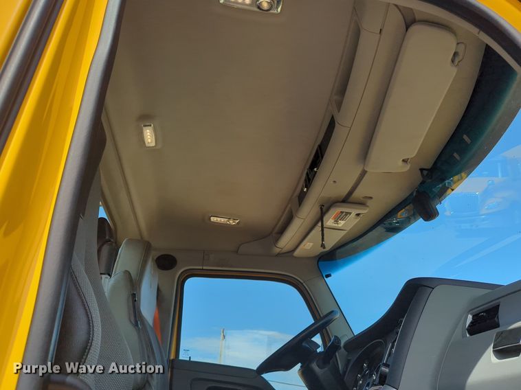 image for item NG9811 2020 Kenworth  T680 semi truck