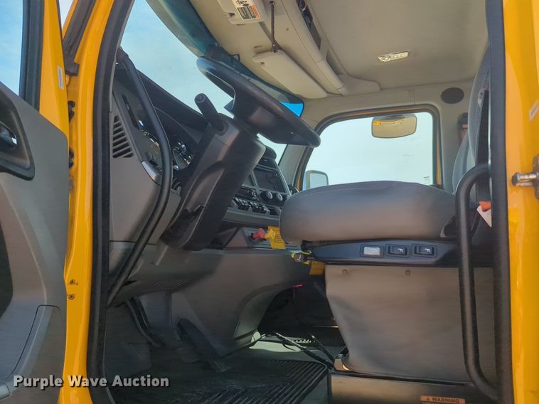 image for item NG9811 2020 Kenworth  T680 semi truck