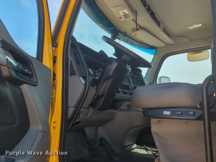 image for item NG9811 2020 Kenworth  T680 semi truck