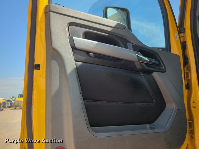 image for item NG9811 2020 Kenworth  T680 semi truck