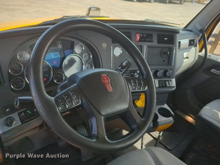 image for item NG9811 2020 Kenworth  T680 semi truck