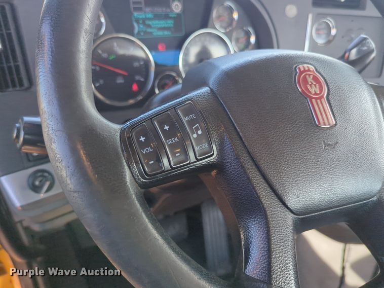 image for item NG9811 2020 Kenworth  T680 semi truck