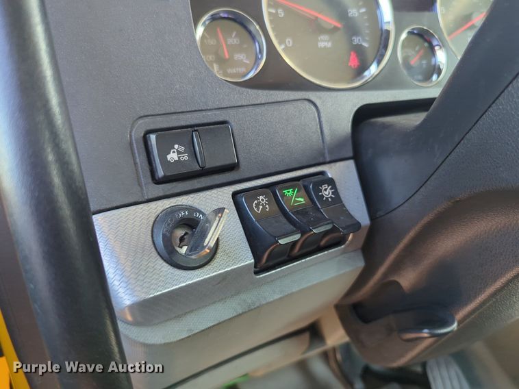 image for item NG9811 2020 Kenworth  T680 semi truck