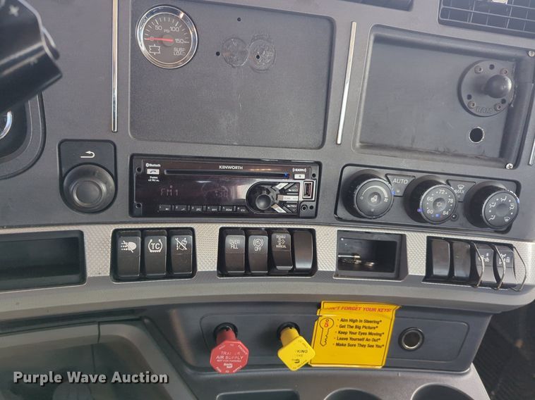 image for item NG9811 2020 Kenworth  T680 semi truck