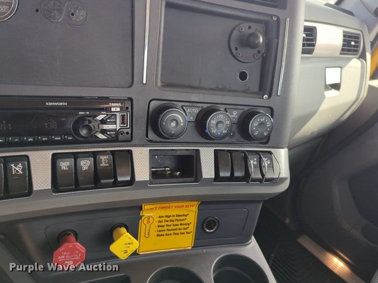 image for item NG9811 2020 Kenworth  T680 semi truck
