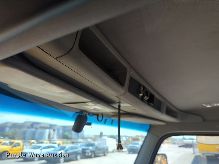 image for item NG9811 2020 Kenworth  T680 semi truck