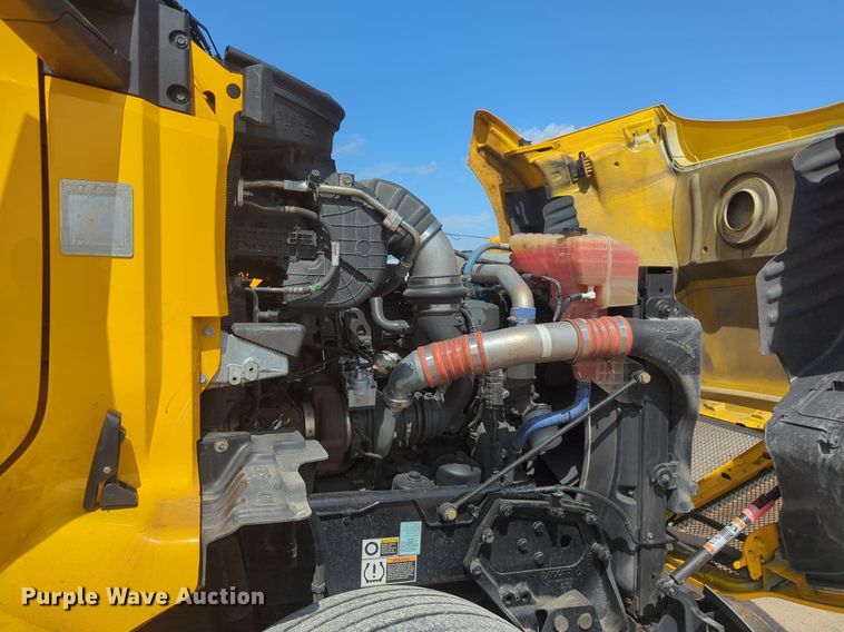 image for item NG9811 2020 Kenworth  T680 semi truck