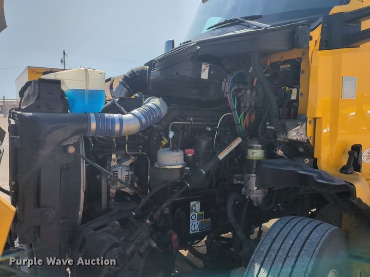 image for item NG9811 2020 Kenworth  T680 semi truck